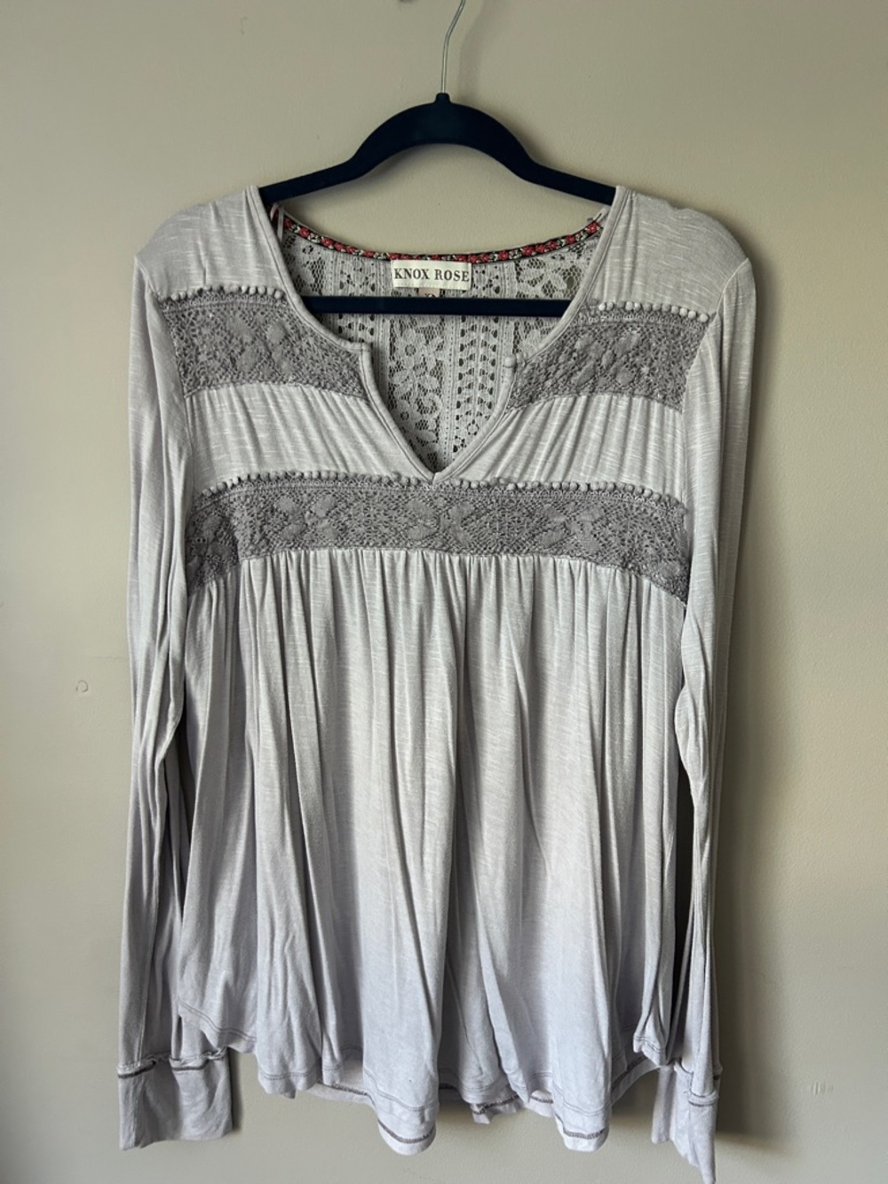 Knox Rose Light Gray Lace-Inset Long Sleeve V-Neck Top